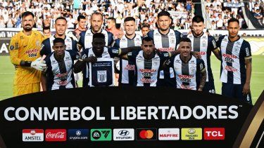 Los jugadores de Alianza Lima posan antes del partido de vuelta de la tercera ronda de clasificación para la Copa Libertadores.