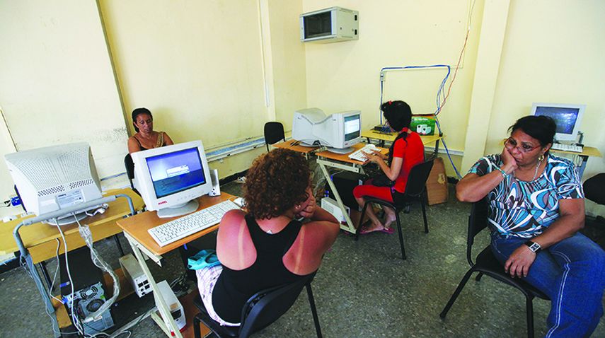 Una de las salas de internet en Cuba. (Archivo EFE) 