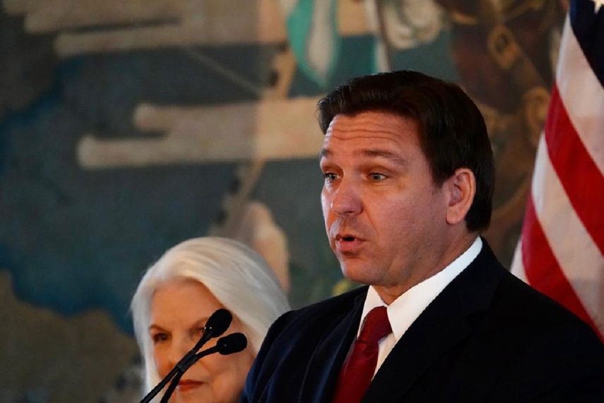 El gobernador de Florida, Ron DeSantis, junto a Sylvia Iriondo, presidenta de la organización M.A.R por Cuba. (Archivo)