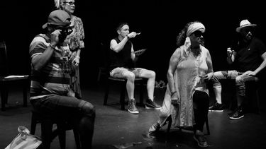 Qu&eacute; te importa que te ame se presentar&aacute; en Artefactus Black Box los d&iacute;as 25 Y 26. 8:30 p.m., y 27 de octubre, a las 5:00 p.m.