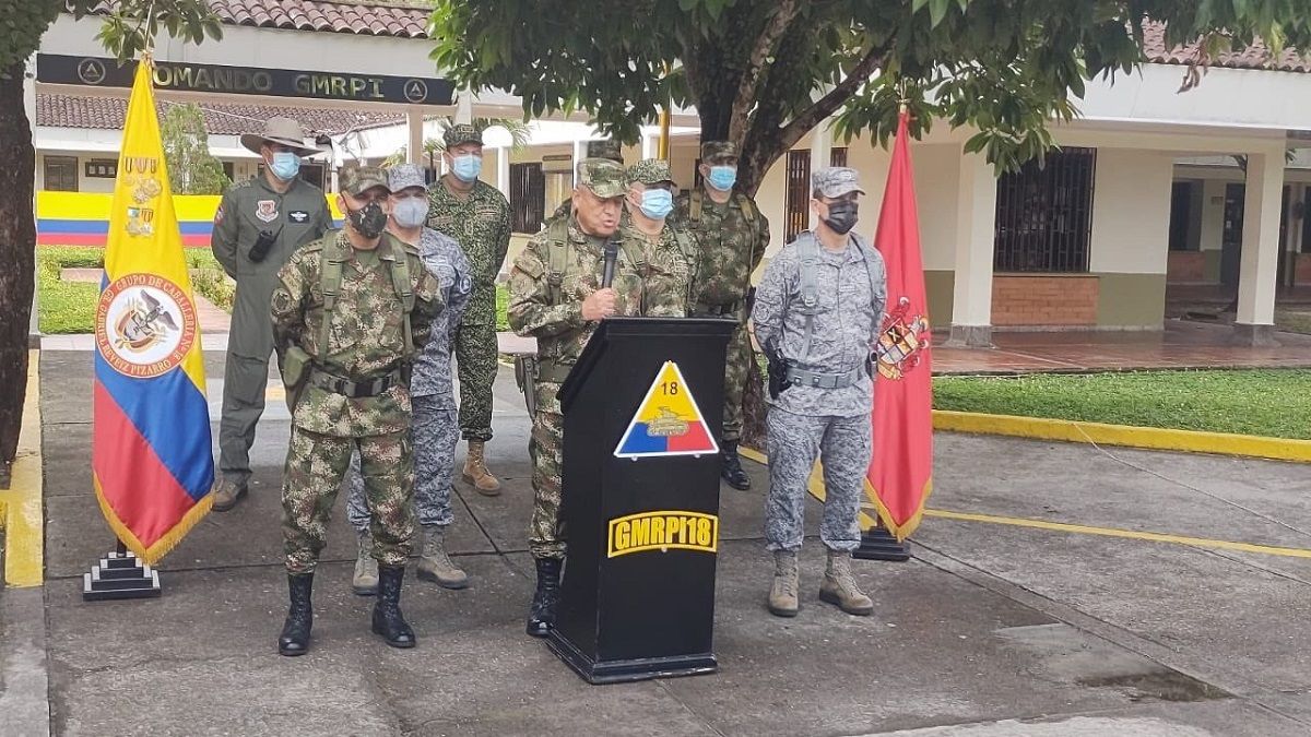 El Ejército colombiano anuncia cuantiosas recompensas por cabecillas del ELN y las disidencias de las FARCCódigo3929357Fecha12/09/2021LugarColombiaTamaño1280 x 720 (0.31MB)Fotos del Tema1Pie de FotoEl comandante general de las Fuerzas Armadas Colombia, el general Luis Fernando Navarro Jiménez REMITIDA / HANDOUT por FUERZAS MILITARES DE COLOMBIA Fecha: 12/09/2021. Fotografía remitida a medios de comunicación exclusivamente para ilustrar la noticia a la que hace referencia la imagen, y citando la procedencia de la imagen en la firmaFirmaFUERZAS MILITARES DE COLOMBIA El Ejército colombiano anuncia cuantiosas recompensas por cabecillas del ELN y las disidencias de las FARCCódigo3929357Fecha12/09/2021LugarColombiaTamaño1280 x 720 (0.31MB)Fotos del Tema1Pie de FotoEl comandante general de las Fuerzas Armadas Colombia, el general Luis Fernando Navarro Jiménez REMITIDA / HANDOUT por FUERZAS MILITARES DE COLOMBIA Fecha: 12/09/2021. Fotografía remitida a medios de comunicación exclusivamente para ilustrar la noticia a la que hace referencia la imagen, y citando la procedencia de la imagen en la firmaFirmaFUERZAS MILITARES DE COLOMBIA