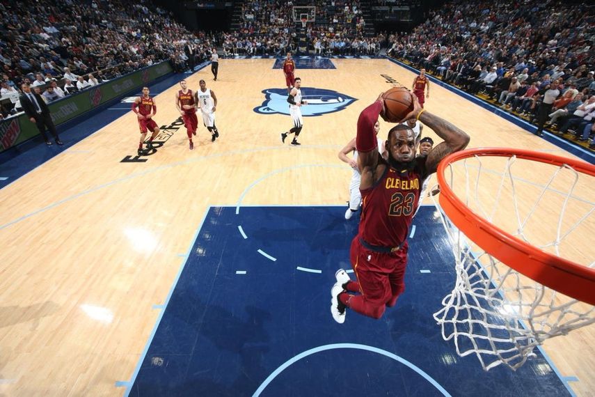 James terminó el partido con&nbsp;33 puntos, 13 rebotes y nueve asistencias.