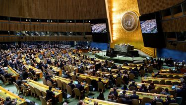Delegaciones aplauden después de que la Asamblea General de la ONU votó en favor de una resolución que respalda la integridad territorial de Ucrania y pide el fin de las hostilidades tras la invasión de Rusia, el jueves 23 de febrero de 2023, en la sede de las Naciones Unidas