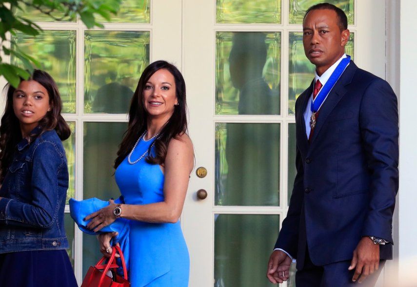 Tiger Woods, a la derecha, con su hija Sam Alexis Woods, a la izquierda, y su novia Erica Herman, al centro, caminan por Colonnade después de una ceremonia en la que el presidente Donald Trump otorgó la Medalla Presidencial de la Libertad a Tiger Woods en la Casa Blanca en Washington. , el 6 de mayo de 2019. Una batalla legal de $30 millones entre Tiger Woods y su ex novia se intensificó con Erica Herman acusando a la superestrella del golf de comenzar su relación sexual cuando era su empleada y amenazando con despedirla si no lo hacía. firmar un acuerdo de confidencialidad que ahora quiere anular.