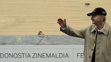 El director mexicano Felipe Cazals saluda al posar para promover la película “Chico Grande” en la 58 edición del Festival de Cine de San Sebastián, en San Sebastián, España el 17 de septiembre de 2010. El cineasta falleció el 16 de octubre de 2021 en México.