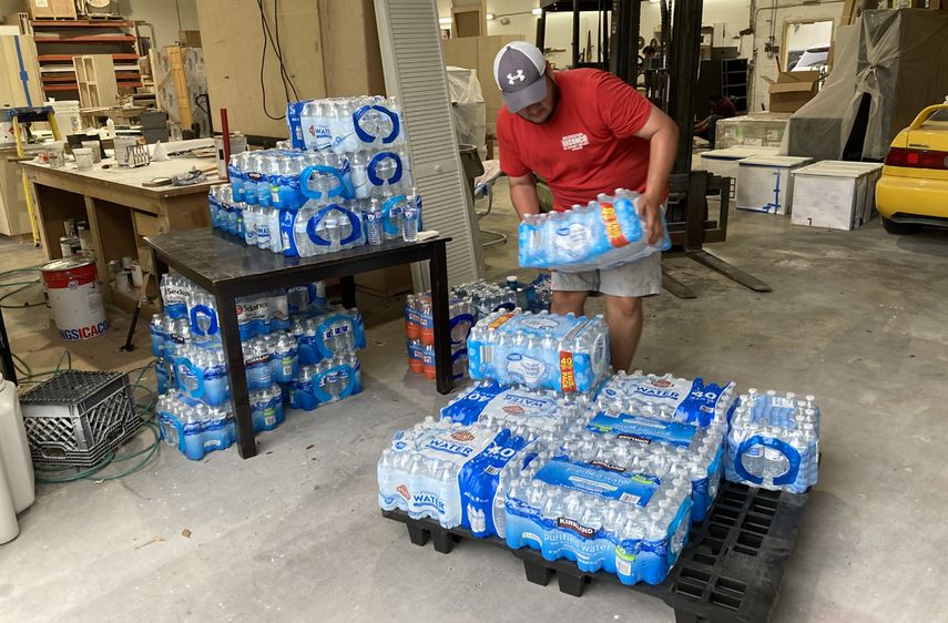 Agua embotellada, muy necesaria.