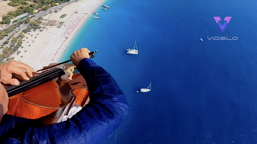 Un violonchelista de 60 a&ntilde;os toca el himno nacional&nbsp;de EEUU mientas hace parapente.
