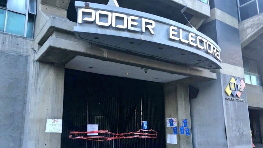 La fachada del Poder Electoral de Venezuela fue llenada de carteles y calcomanías de la Constitución para exigir a las rectoras que respeten las leyes establecidas en la actual Carta Magna.