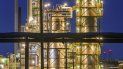 Refinería de petróleo en las instalaciones de PCK-Raffinerie GmbH, una copropiedad del gigante petrolero ruso Rosneft, iluminada durante la noche, en Schwedt, Alemania.   