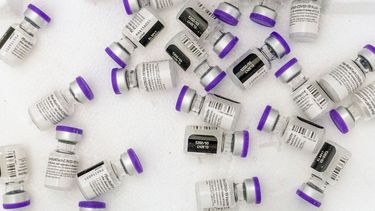 Viales de la vacuna de Pfizer contra el COVID-19 son almacenadas en una hielera antes de ser usadas en un sitio de vacunación en el distrito del Bronx, en Nueva York, el martes 26 de enero de 2021.&nbsp;