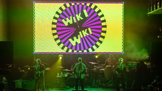 Los Amigos Invisibles presentan el tema Wiki Wiki.