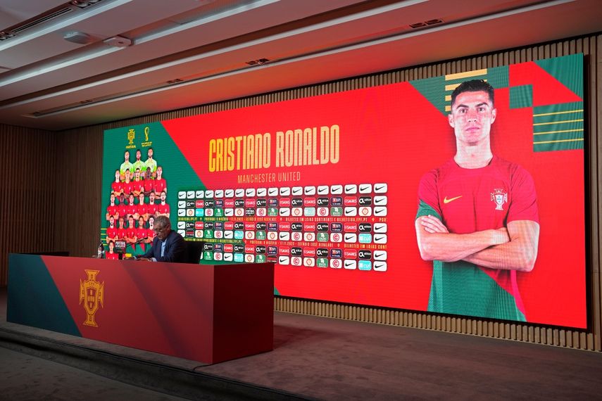 El técnico Fernando Santos al llamar el nombre de Cristiano Ronaldo durante la presentación de la convocatoria de Portugal para el Mundial