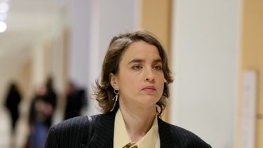 la actriz Adèle Haenel llega al juicio por violación en contra del director Christophe Ruggia.