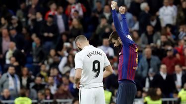 El defensa del FC Barcelona Gerard&nbsp;Piqué&nbsp;(d) celebra la victoria junto a Karim Benzema, del Real Madrid, tras el partido de la 26ª jornada de Liga en Primera División que Real Madrid y FC Barcelona jugaron esta noche en el estadio Santiago Bernabéu, en Madrid.&nbsp;