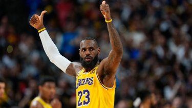 LeBron James, de los Lakers de Los Ángeles, hace un gesto en el quinto partido de la serie de primera ronda de los playoffs ante los Nuggets de Denver, el 29 de abril de 2024.