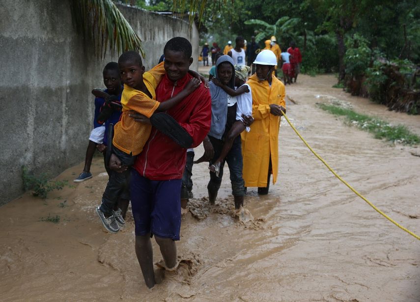 Familias evacuadas por inundaciones durante el paso del&nbsp;huracán&nbsp;Matthew en Font Parissienne (Haití)