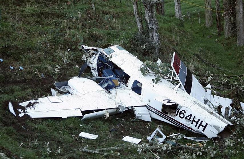 Restos de una aeronave accidentada este sábado en el municipio colombiano de San Pedro de los Milagros, departamento de Antioquia. (EFE)