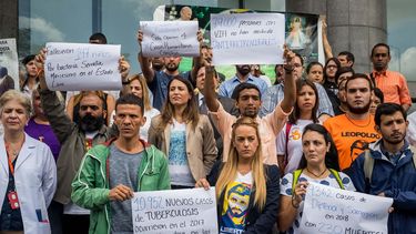 Lilian Tintori (c), esposa del preso político Leopoldo López, participa junto a un grupo de opositores al régimen venezolano en una protesta en la sede del Programa de las Naciones Unidas para el Desarrollo (PNUD), en Caracas.