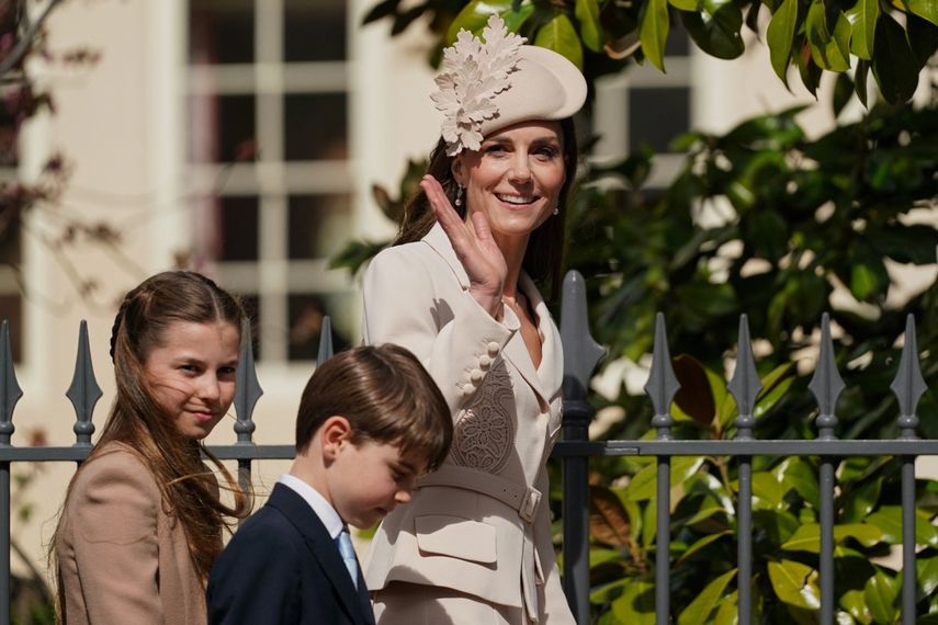 Kate Middleton, el príncipe Louis, y la princesa Charlotte, salen de la capilla de St Georges en Windsor, al oeste de Londres, tras asistir al servicio de Pascua, el 5 de abril de 2026.