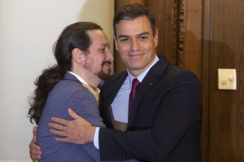 &nbsp;El presidente del gobierno español, Pedro Sánchez y Pablo Iglesias, representantes de podemos se abrazan el 30 de diciembre de 2019, archivo.