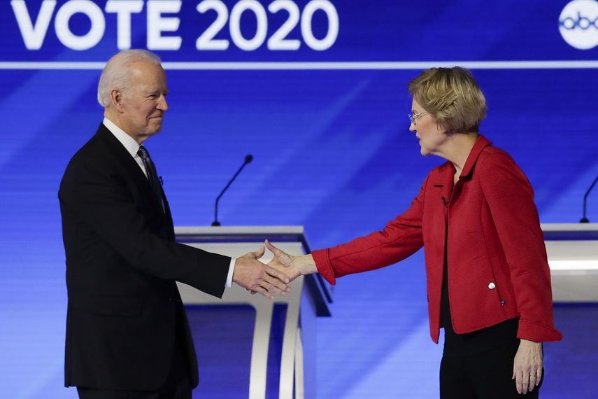 Fotograf&iacute;a de archivo del 7 de febrero de 2020 de los precandidatos presidenciales dem&oacute;cratas, el ex vicepresidente Joe Biden y la senadora Elizabeth Warren, d&aacute;ndose la mano en un escenario antes del debate por la candidatura presidencial dem&oacute;crata organizado por ABC News, Apple News y WMUR-TV en el Colegio Saint Anselm en Manchester, Nueva Hampshire.&nbsp;