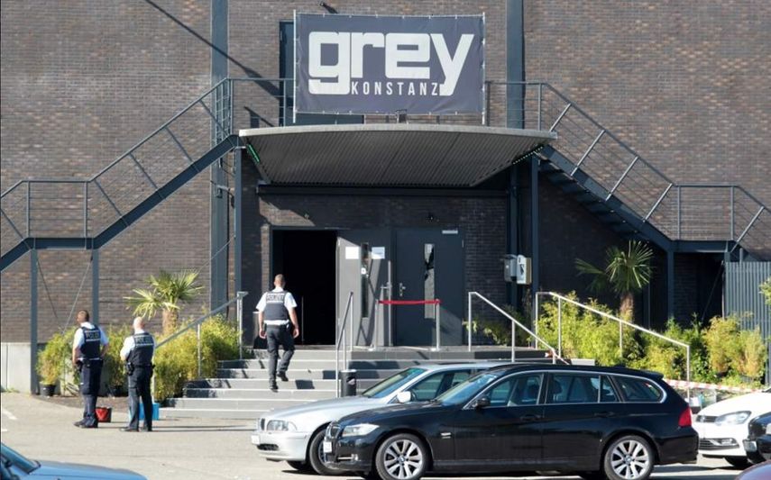 La Policía local informó que el agresor era el yerno del propietario de la discoteca. Tuvo una pelea en el interior del establecimiento y salió para volver poco después armado de un fusil semiautomático M16.