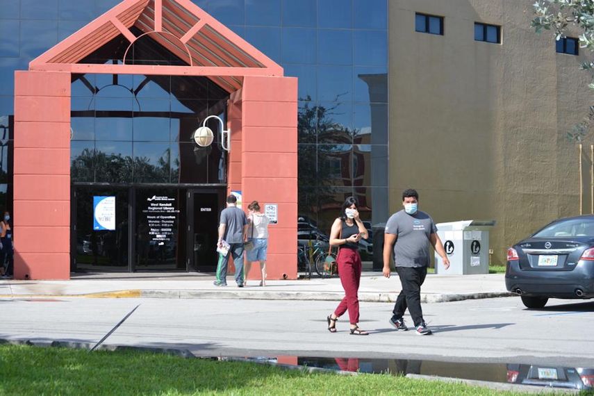 Votantes acuden a West Kendall Regional Library.&nbsp;