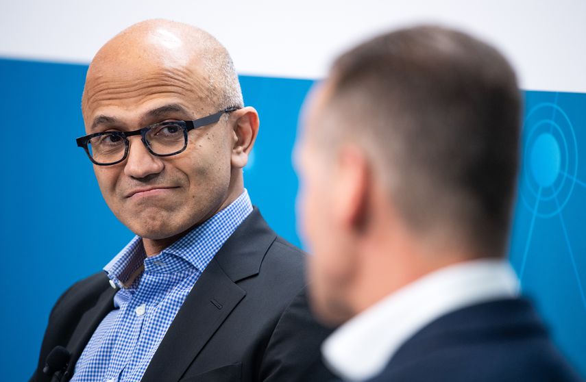 El jefe ejecutivo de Microsoft Satya Nadella (izq.) durante una conferencia de prensa. &nbsp;