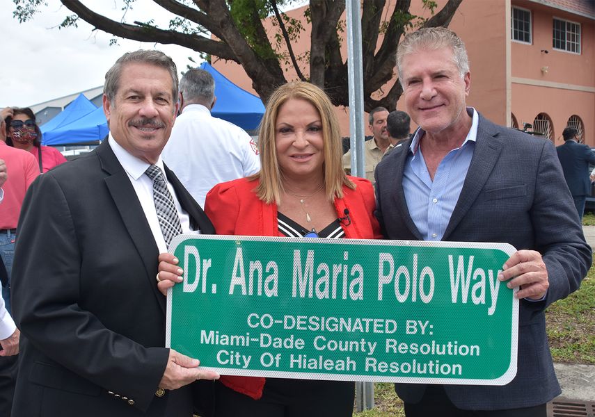 La Dra. Ana María Polo junto al alcalde de Hialeah, Carlos Hernández, y el presidente de la Junta de Comisión de Miami-Dade, José “Pepe” Díaz.