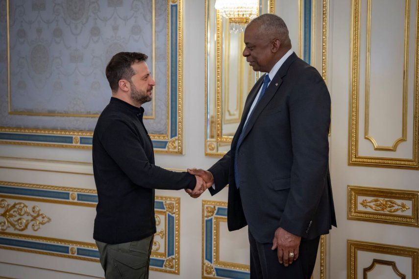 En esta foto proporcionada por el servicio de prensa del presidente de Ucrania el 21 de octubre de 2024, el secretario de Defensa de Estados Unidos, Lloyd Austin, a la derecha, y el presidente de Ucrania, Volodimir Zelenski, se dan la mano durante su reunión en Kiev, Ucrania.&nbsp;