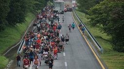 Una caravana de migrantes sale de la localidad de Ulapa el sábado 30 de octubre de 2021, en el estado de Chiapas, México.