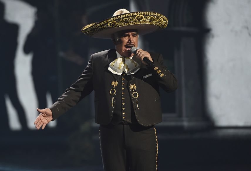 Vicente Fernández interpreta un popurrí en la 20a entrega del Latin Grammy el 14 de noviembre de 2019 en Las Vegas. El cantante mexicano falleció a los 81 años en México.