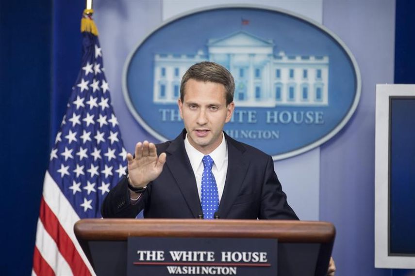 El pasado miércoles, el portavoz adjunto de la Casa Blanca, Eric Schultz, durante una rueda de prensa en Washington, calificó de creíbles las informaciones sobre la muerte del líder de los talibanes, el mulá Omar. (EFE)