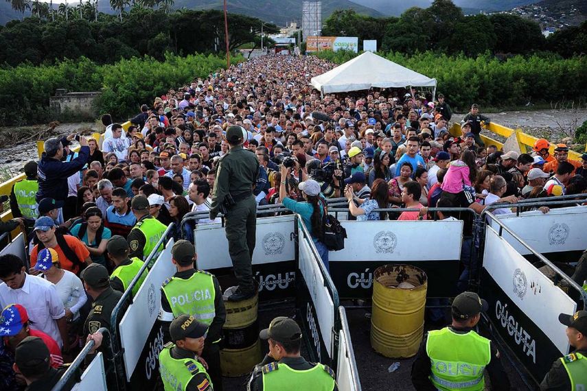 Venezolanos huyen de su país por la frontera con Colombia. 