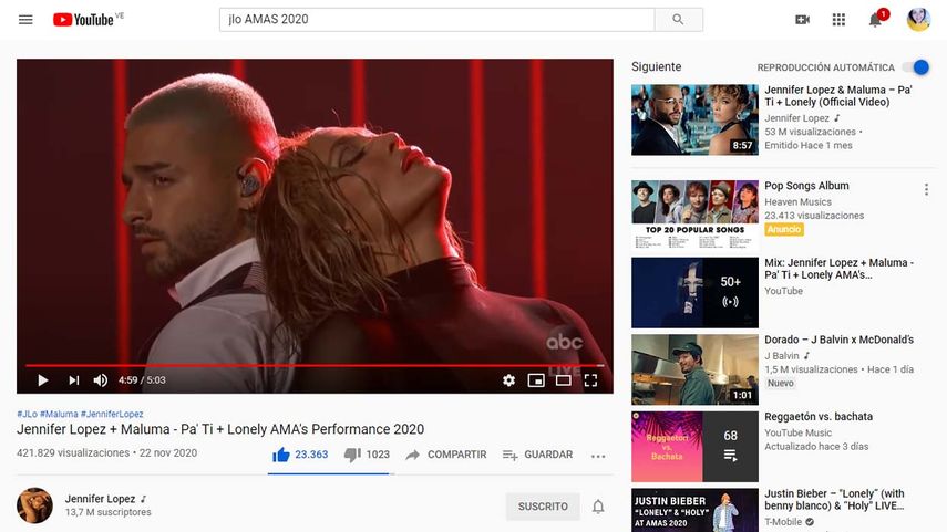 Maluma y JLo en el show de los American Music Awards 2020.&nbsp;