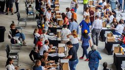 Miles de venezolanos en el exterior están llamados a votar en las elecciones primarias de la oposición para votar en las elecciones primarias de la oposición para elegir al rival de Nicolás Maduro en las presidenciales de 2024, en Doral, Florida, el domingo 22 de octubre de 2023.