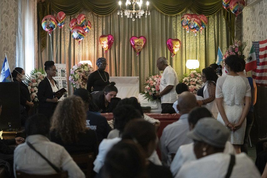 Personas asisten al funeral de la niña Anadith Danay Reyes Álvarez en la funeraria R.G. Ortiz el viernes 16 de junio de 2023, en Nueva York.&nbsp;