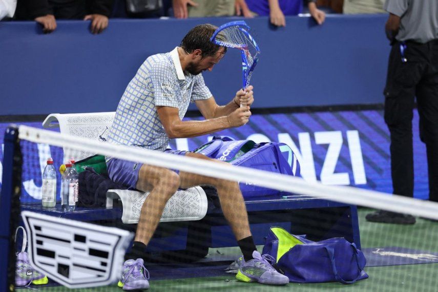 El ruso Daniil Medvedev se rompe la raqueta tras perder su partido de tenis de primera ronda individual masculino contra el francés Benjamin Bonzi en el primer día del torneo de tenis US Open en el USTA Billie Jean King National Tennis Center en la ciudad de Nueva York, el 24 de agosto de 2025.&nbsp;