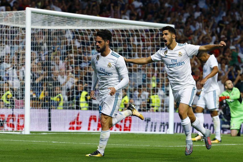 Los jugadores del Real Madrid, Marco Asensio (derecha) y Francisco Román Alarcón Isco, celebran el segundo gol del equipo blanco.