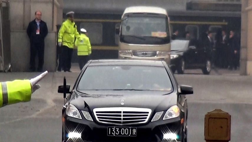 El coche del embajador norcoreano en China, Ji Jae-ryong, abandona la Estación Central de Pekín este 27 de marzo de 2018. Al fondo se aprecia un tren blindado de Corea del Norte en el que se presume llegó el líder Kim Jong-un.