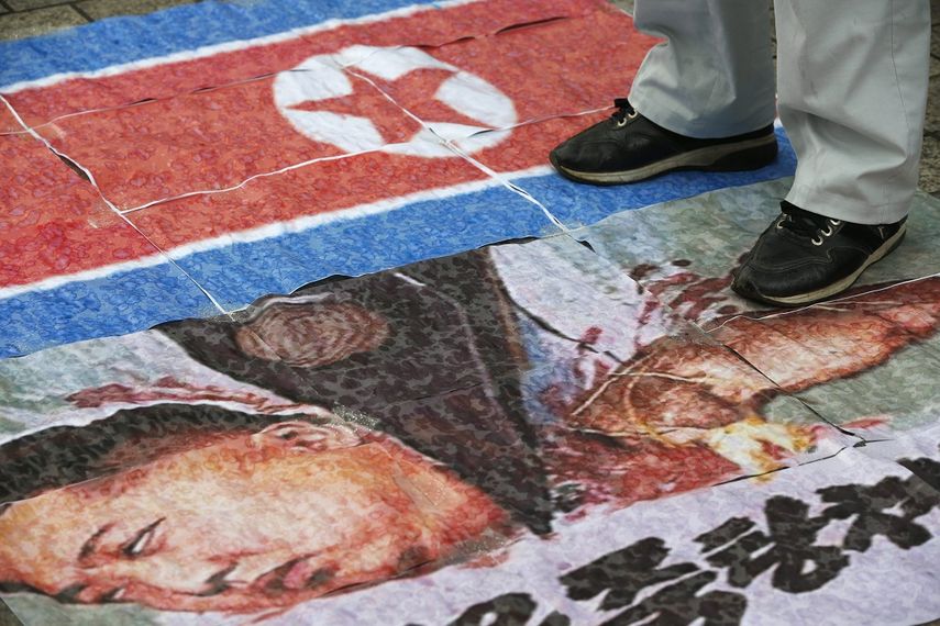 Un activista pisa un poster con la imagen del líder norcoreano Kim Jong-un durante una manifestación contra&nbsp;Corea&nbsp;del&nbsp;Norte, en Seúl