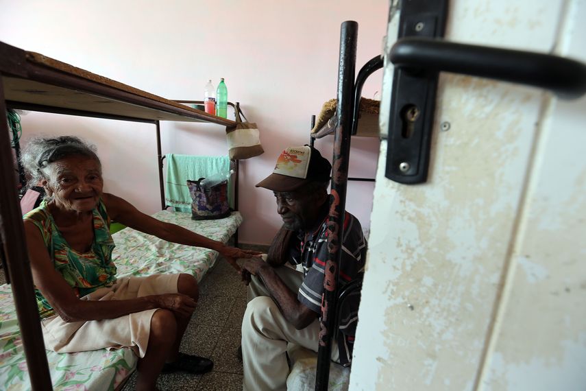 Desde hace dos días el gobierno cubano ha dispuesto una serie de albergues para recibir a los desplazados por el huracán Matthew. &nbsp;Seis provincias de&nbsp;Cuba&nbsp;se encuentran bajo alarma ciclónica a la espera del potencial impacto del huracán M