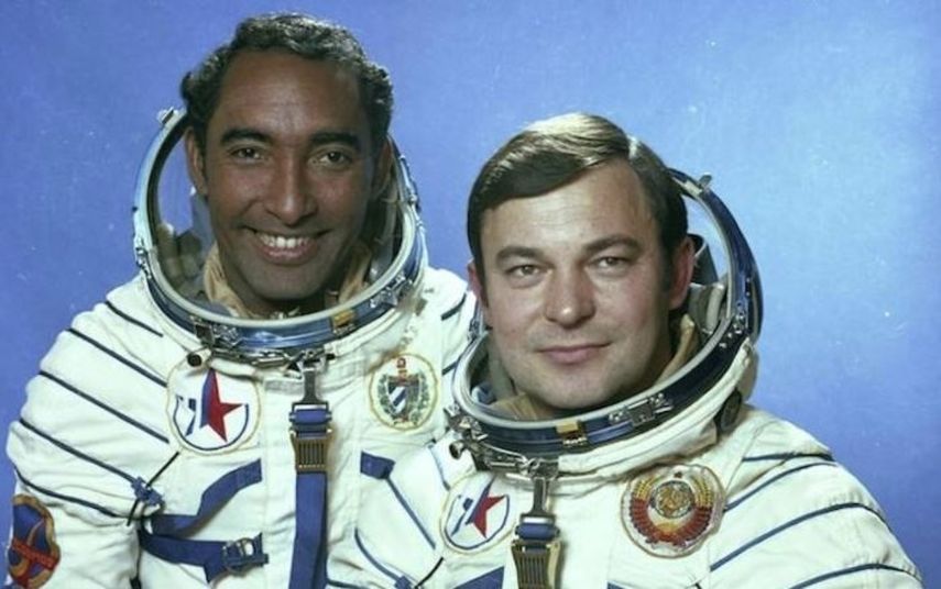 Arnaldo Tamayo-Méndez, a la izquierda, junto a su compañero de vuelo Yuri Romanenko