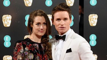 El actor británico Eddie Redmayne y su esposa Hannah Bagshawe arriban a la 70 edición de los&nbsp;British Academy Film Awards.&nbsp;
