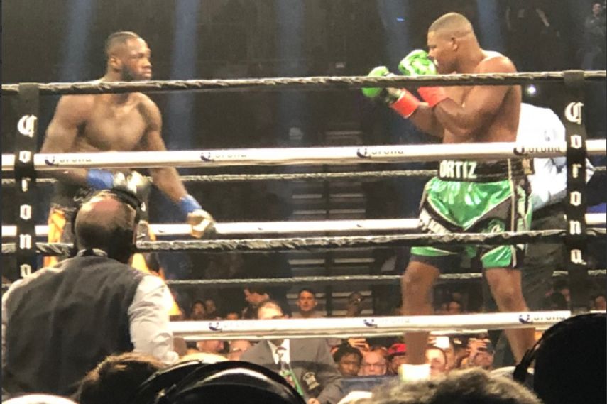 Fue una pelea de altas y bajas, con momentos de abucheos y de tremenda emoción, especialmente tras los mísiles de poder de ambos pugilistas.