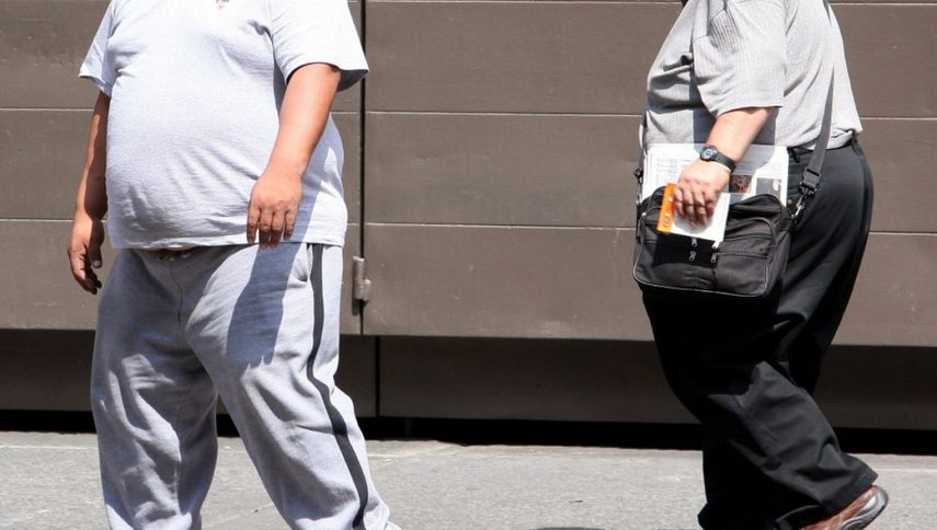 Dos hombres con obesidad.