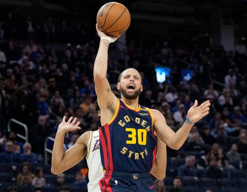 Stephen Curry #30 de los Golden State Warriors lanza contra Los Angeles Lakers durante la segunda mitad en el Chase Center el 25 de enero de 2025 en San Francisco, California.