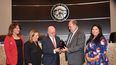 El presidente del Miami Dade College, Eduardo Padrón, recibe la llave de Doral de manos del alcalde de esta ciudad, Juan Carlos Bermúdez. Acompañan al agasajado las comisionadas Digna Cabral, Claudia Mariaca y Christi Fraga.