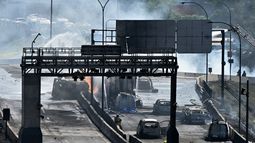 Bomberos trabajan para extinguir un incendio tras la explosión de un camión de transporte de gas en Santiago el 19 de febrero de 2026. La explosión de un camión de transporte de gas mató al menos a cuatro personas y dejó 10 heridas en Santiago el 19 de febrero, informaron las autoridades.