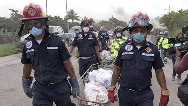 Bomberos levantan llevan los cadaveres de las vìctimas.